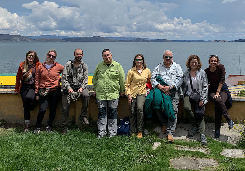 Adela Valero (segona per la dreta a la foto), Santiago Mas-Coma (tercer) i María Dolores Bargues (quarta per la dreta) al Llac Titicaca, en la seua recent missió oficial a la zona d’endèmia de l’altiplà bolivià.